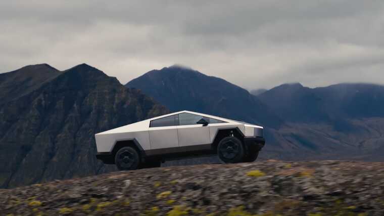 Власники Tesla Cybertruck скаржаться на автівку: корпус іржавіє під дощем