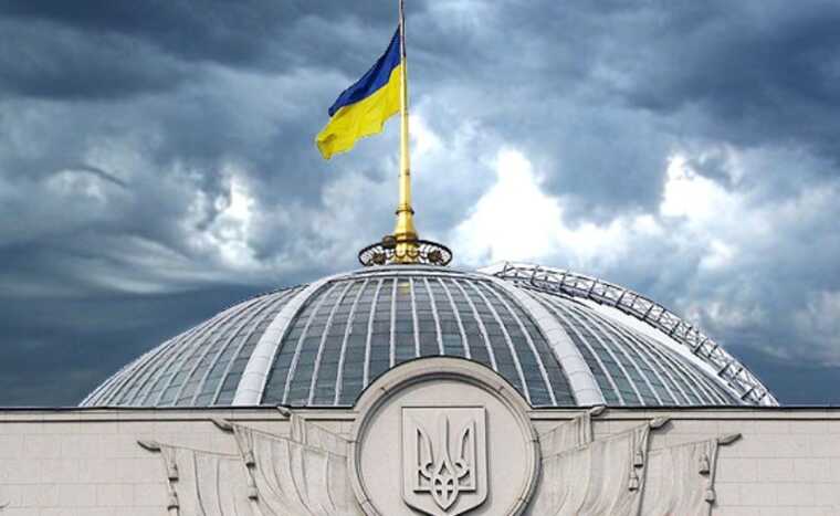 Чиновник аппарата Верховной Рады получил от сына 8 миллионов гривен в подарок