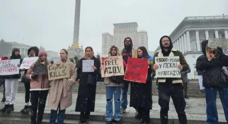 На Майдані близькі полонених військових провели акцію