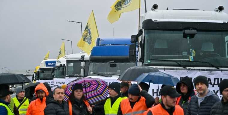 Ukrainian drivers are blocking the road in front of the Polish city of Dorohusk