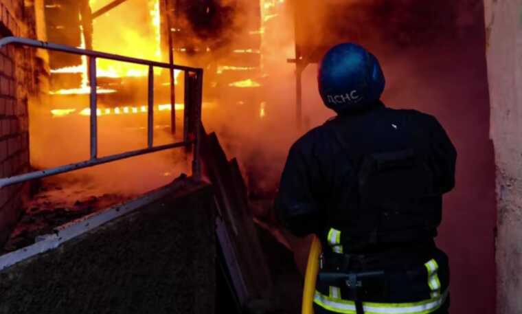 Оккупанты ночью атаковали Полтавскую область: на промышленном объекте произошел пожар