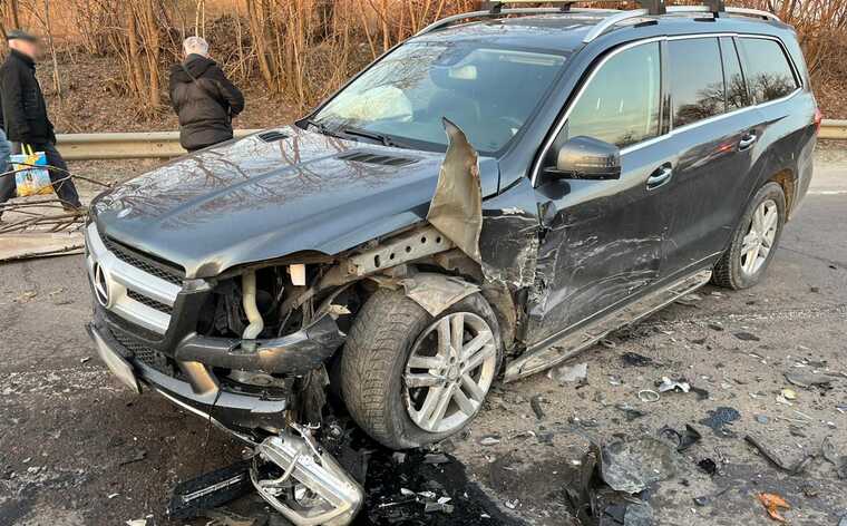 На трасі під Львовом сталася ДТП: двоє людей постраждали