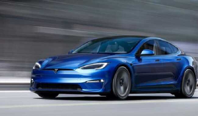 В Харькове сумасшедший на глазах у всех разгромил Tesla Model S