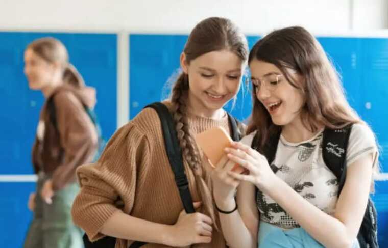 У Британії було запроваджено заборону на користування телефонами у школах