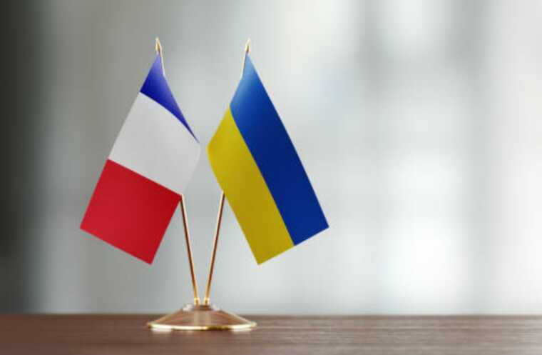 Bloomberg: Франція шукає кошти для фінансування допомоги Україні після масштабного скорочення витрат країни