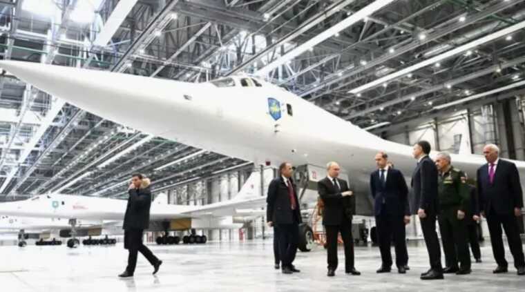 Путін приїхав до Казанського авіазаводу подивитися на модернізовані Ту-160М, - ЗМІ