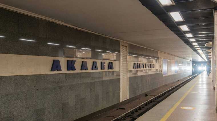 В Киеве на станции метро "Академгородок" пассажир упал на пути
