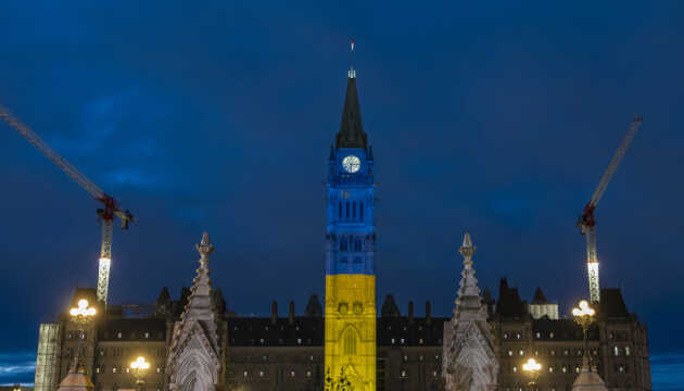 Парламент Канады подсветили цветами украинского флага