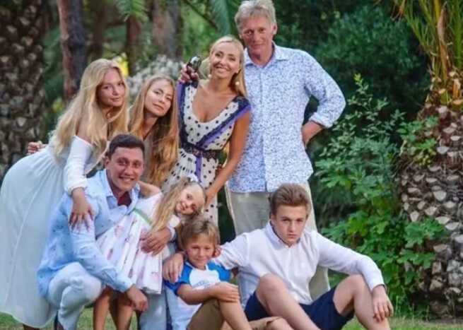 Дружину Пєскова зацькували росіяни за її привітання з 23 лютого