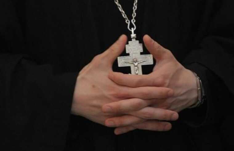 Російські загарбники, щоб приборкати українців, знищують українські церкви та священників