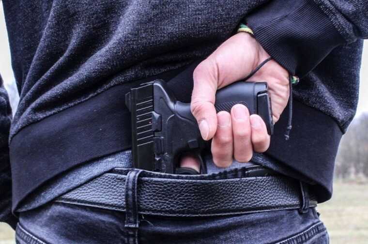 Мати «здала» сина-військового: зберігав нагородний пістолет у дивані