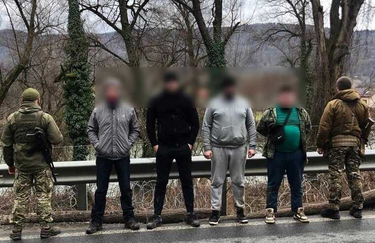 Двоих иванофранковцев задержали пограничники: планировали переплыть Тису с упакованными в контрацептивы телефонами