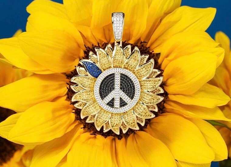 Репера Snoop Dogg помітили з прикрасою на підтримку України