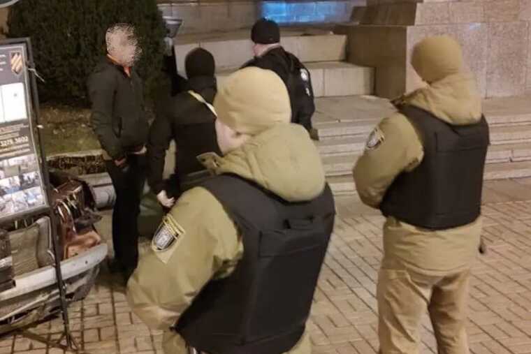 У столиці затримали хлопця, який намагався вкрасти благодійну допомогу для ЗСУ