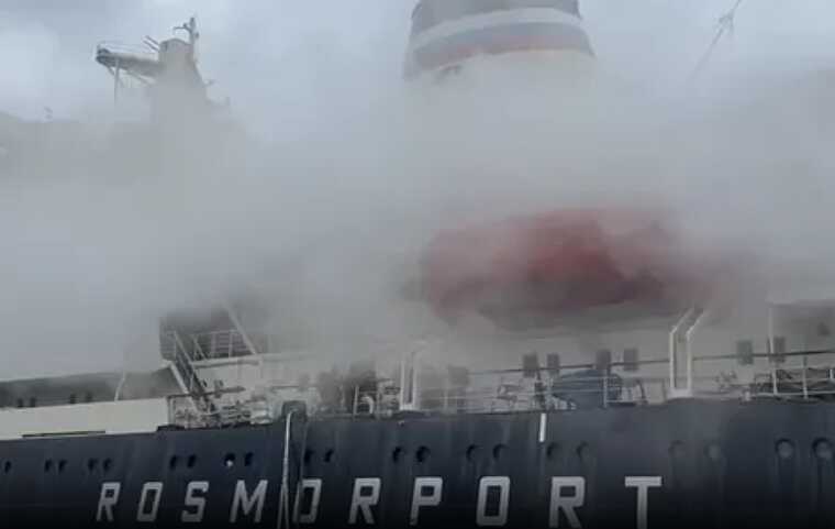 В российском Петербурге вспыхнул ледокол "Ермак"