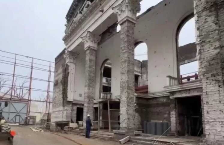Як зараз виглядає Драматичний театр в окупованому Маріуполі після трагедії