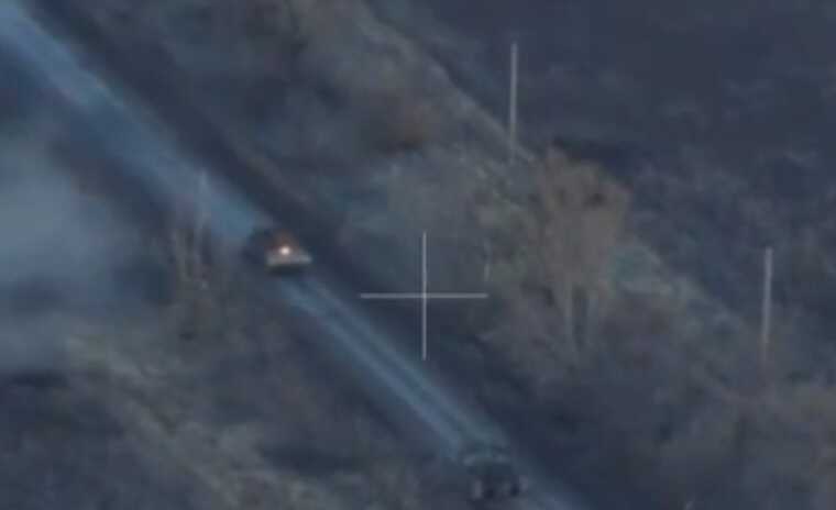 Украинский танк с близкого расстояния подбил российскую БМП