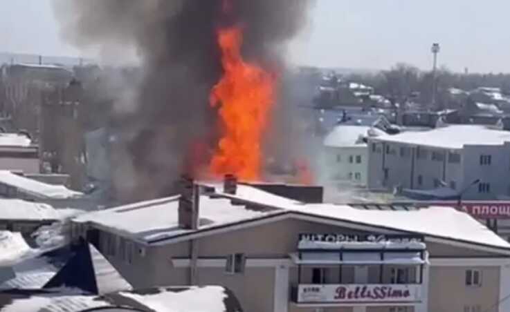 В РФ горит ТЦ: пламя полыхает на большой площади