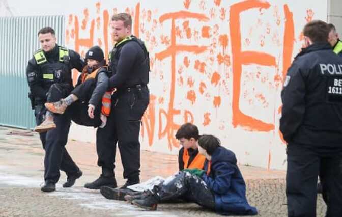 У Німеччині кліматичні активісти облили фарбою німецьку канцелярію