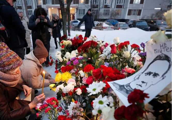 У РФ комунальники скрізь знищили меморіали Навальному: усі квіти викинули