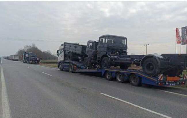 Polish farmers at the border block and destroy equipment for the Ukrainian military - volunteers