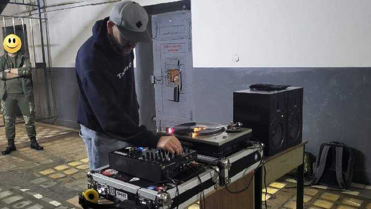 В ужгородському СІЗО радіоведучий влаштував вінілову вечірку