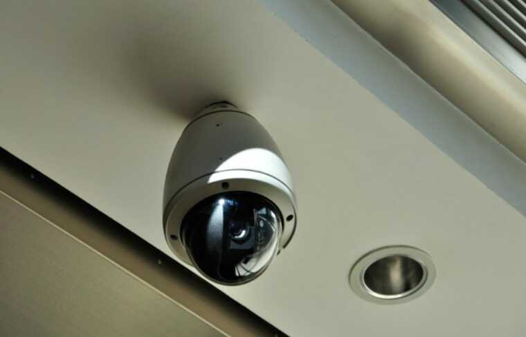 В одній із київських шкіл «генії інженерії» встановили відеокамери у кабінках туалетів