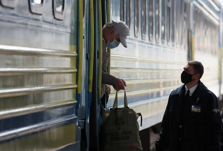 У Львові провідник не впускав у поїзд жінок, доки першим не зайде чоловік