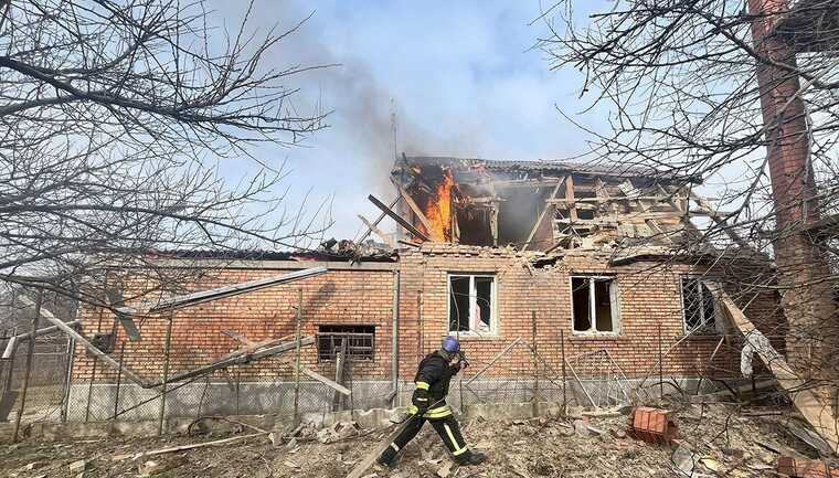 Окупанти вдарили по Нікополю: загорівся житловий будинок, постраждала жінка
