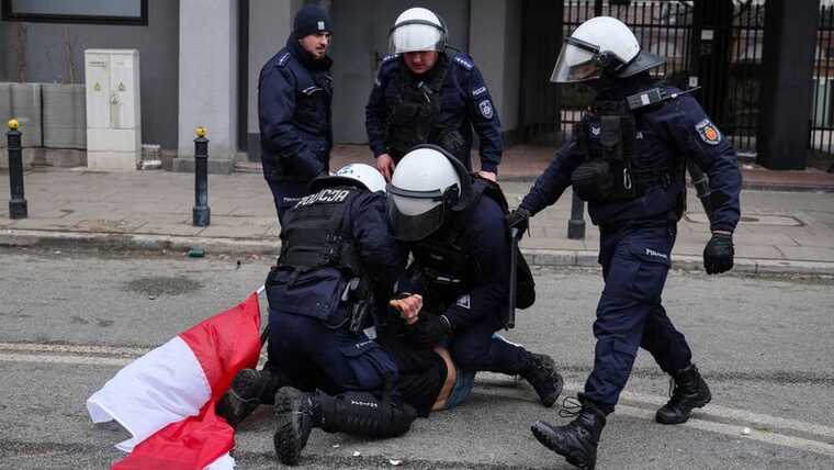 Протесты в Варшаве: несколько человек ворвались в здание Сейма