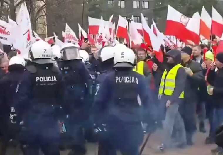 Протести у Варшаві: поліцейські застосовують сльозогінний газ та світлошумові гранати