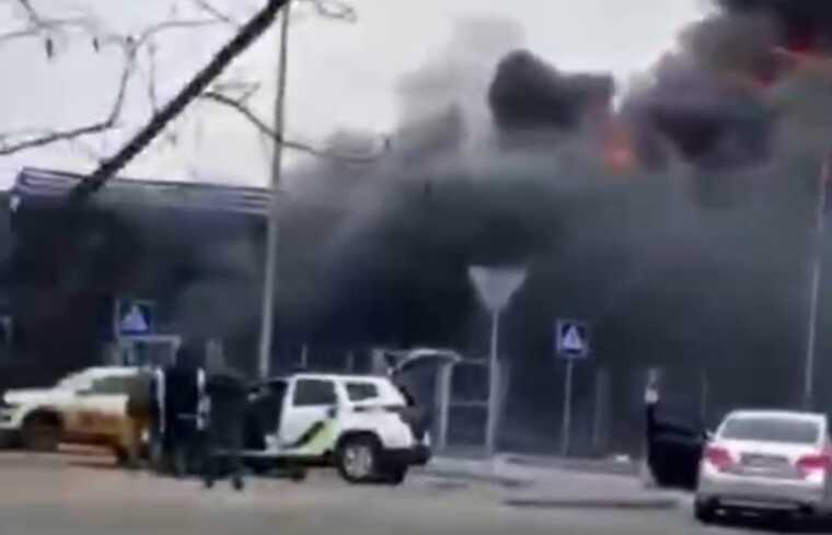 In Nikopol, the "Epicenter" shopping center is on fire after a shell hit.