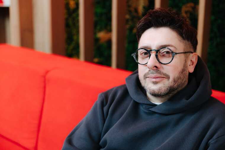 Ведущий Алексей Суханов признался, поздравили ли его родители-россияне с 50-летием