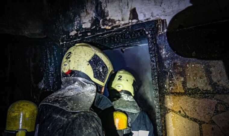 В Киеве произошел пожар в отселенном здании: есть погибший