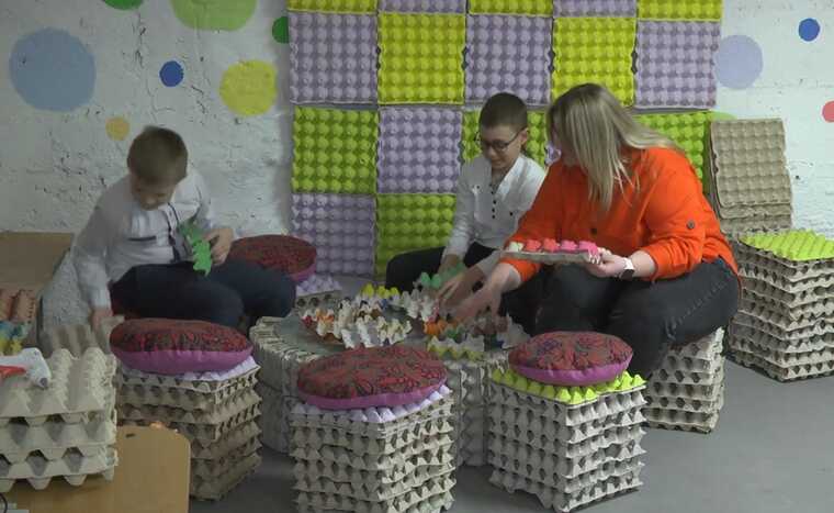 В Виннице школьное укрытие обустроили мебелью из яичных лотков