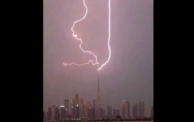 Блискавка вдарила у найвищий хмарочос світу Бурдж-Халіфа