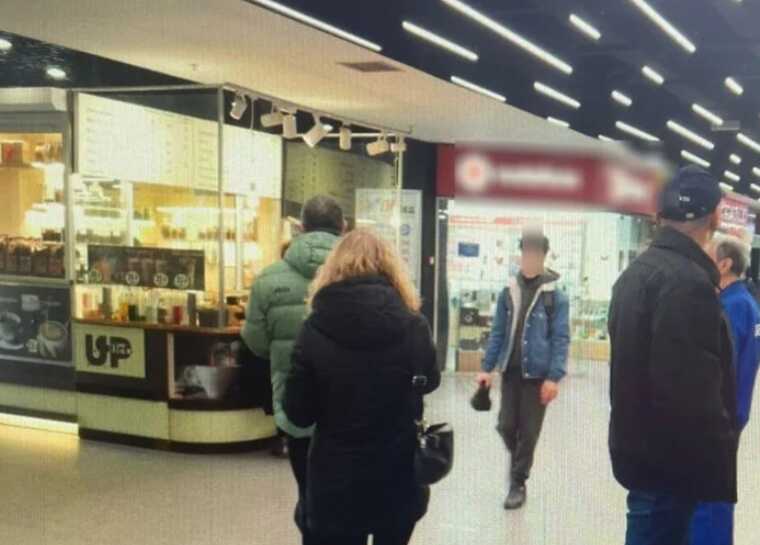 In Dnipro, in a shopping center, men attacked a teenager