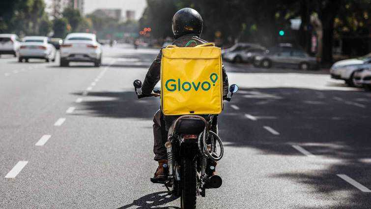 Во Львове двое курьеров Glovo подрались с водителем троллейбуса