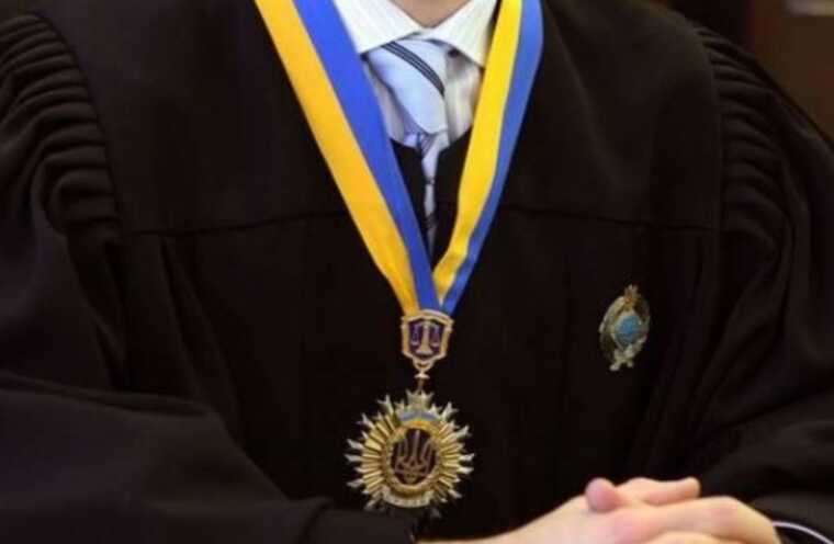 Для суддів Верховного Суду замовили 540 нових жабо на мантії