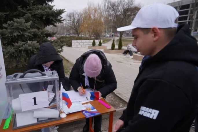 В окупованому Маріуполі достроково "обирають Путіна"