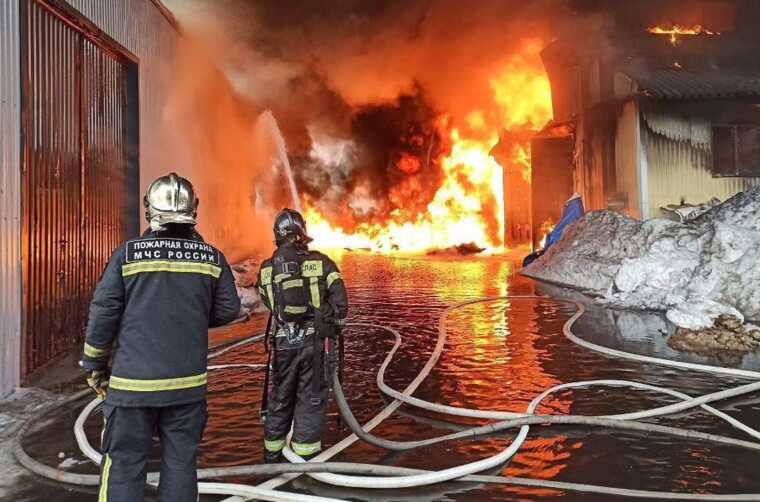 У РФ дрон атакував НПЗ у Нижньогородській області: виникла велика пожежа