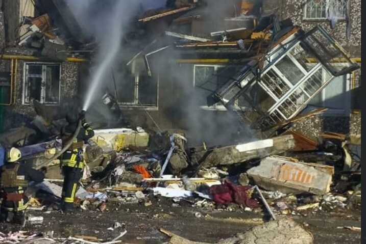 Удар БПЛА по багатоповерхівці у Сумах: з-під завалів дістали 10 людей, є загиблі
