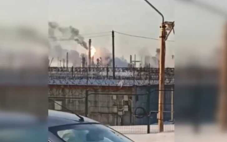 58 БПЛА атакували РФ: димить нафтозавод та закрили аеропорт