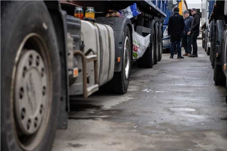 A blockade of all cargo checkpoints has begun on the border between Ukraine and Poland