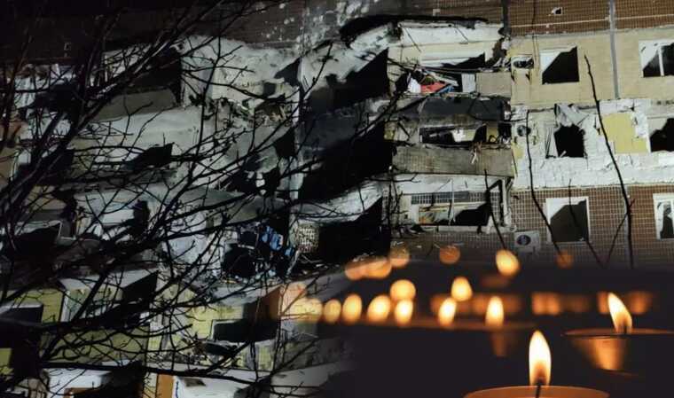 У Кривому Розі люди несуть іграшки до будинку, по якому вдарили окупанти