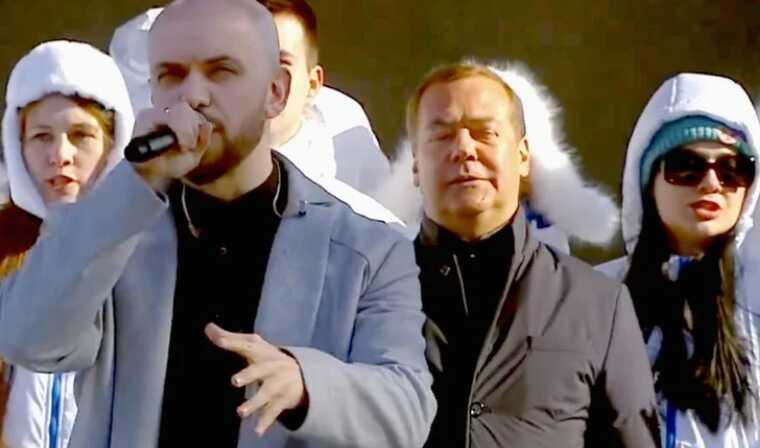 Медведєв заспівав разом із репером "гімн Путіна"