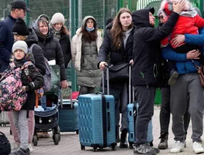 Частині українців, які виїхали за кордон, можуть скасувати виплати