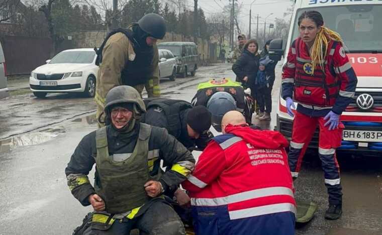 ГСЧС публикует первые кадры последствий ракетного удара по Одессе