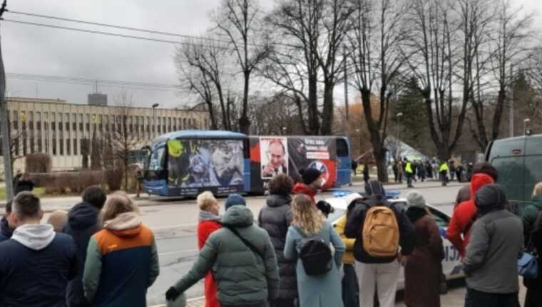 В странах Балтии под посольствами РФ проходят акции против «выборов Путина»