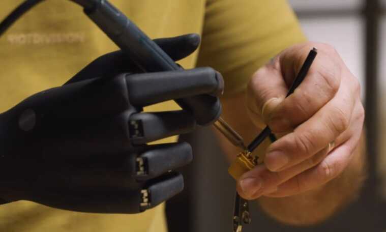 Боец ВСУ собирает дроны с украинским умным протезом руки